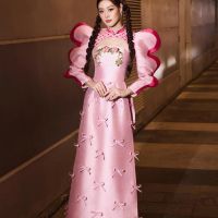 Lan Khuê mặc mốt hở nội y
