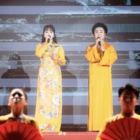 Trang Nhung duyên dáng áo dài hội ngộ dàn nghệ sĩ tại chương trình Vesak Rạng Ngời