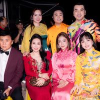 Trang Nhung duyên dáng áo dài hội ngộ dàn nghệ sĩ tại chương trình Vesak Rạng Ngời