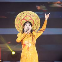 Trang Nhung duyên dáng áo dài hội ngộ dàn nghệ sĩ tại chương trình Vesak Rạng Ngời