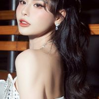 Ngắm nhan sắc ngày càng thăng hoa của Trương Quỳnh Anh khi trình diễn thời trang