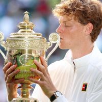 Sinner lại đeo đồng hồ Rolex 43.000 USD khi nâng cúp vô địch Wimbledon