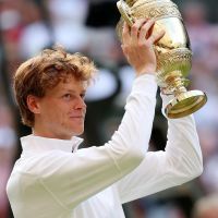 Sinner lại đeo đồng hồ Rolex 43.000 USD khi nâng cúp vô địch Wimbledon