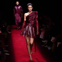 Lisa theo mốt không quần với Ferrari