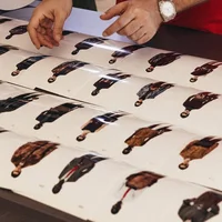Lisa theo mốt không quần với Ferrari