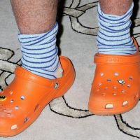 Crocs báo lỗ kỷ lục, cổ phiếu lao dốc vì giày ‘xấu xí’ thoái trào