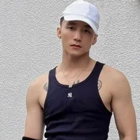 Sơn Tùng M-TP khoe cơ bắp