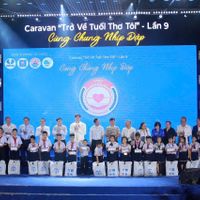 Ông Johnathan Hạnh Nguyễn đồng hành cùng 1.050 học sinh khó khăn Khánh Hòa