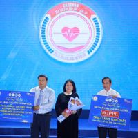 Ông Johnathan Hạnh Nguyễn đồng hành cùng 1.050 học sinh khó khăn Khánh Hòa