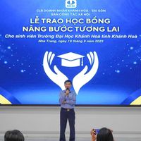 Johnathan Hạnh Nguyễn xúc động trao học bổng cho sinh viên Khánh Hòa