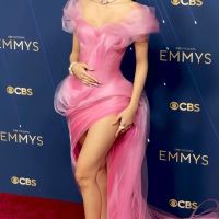 Lisa diện váy hồng Glinda-core gây bão tại Emmy 2025