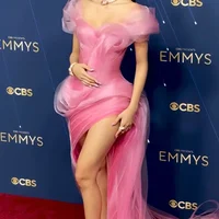 Lisa diện váy hồng Glinda-core gây bão tại Emmy 2025