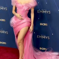 Lisa diện váy hồng Glinda-core gây bão tại Emmy 2025