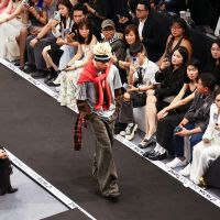 Hàng nghìn người xem những look 