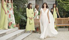 BST Xuân- Hè 2022 từ nhà mốt Elie Saab: Làn gió giản dị tinh tế