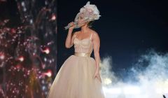 Sân khấu AMA 2021 - Jennifer Lopez hóa cô dâu trong chiếc đầm của Dolce & Gabbana
