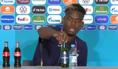 Tiếp nối CR7, Pogba dẹp chai bia trên bàn họp báo