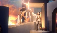 Visual đỉnh cao của Cardi B và Lizzo trong MV Rumors