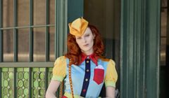 Moschino resort 2022 collection - MV nhạc kịch lấy cảm hứng từ đồ ăn và thời kỳ vàng son của Hollywood