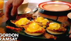 Ăn sáng kiểu Mỹ với món trứng benedict lừng danh cùng vua đầu bếp Gordon Ramsay