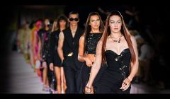 Versace tái hiện bản sắc trong BST Xuân Hè 2022