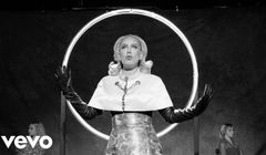 MV "Oh My God" - Adele xứng với danh hiệu "Nữ hoàng đồ Custom Couture"