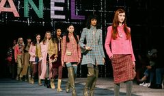 Chanel - Thu Đông 2022: Đôi ủng cao su lấy cảm hứng từ hoàng gia Anh