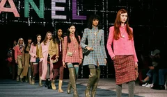 Chanel - Thu Đông 2022: Đôi ủng cao su lấy cảm hứng từ hoàng gia Anh