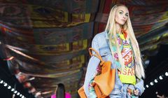 Versace - Spring Summer 2022: Ca sỹ Dua Lipa lần đầu lên sàn catwalk