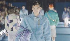 Dior Homme - Spring Summer 2023: Tổ chức tại bãi biển Venice