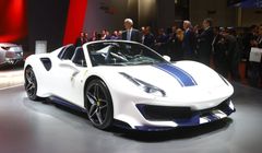 Sức mạnh cực khủng của siêu xe mui trần Ferrari 488 Pista Spider
