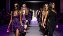 Versace Xuân Hè 2023 lan tỏa sự quyến rũ qua sắc màu đen và tím