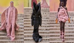 Show diễn Rick Owens Xuân Hè 2024: Sắc hồng huyền ảo từ "chúa tể bóng tối"