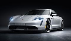 Porsche Taycan khiến Tesla Model S "hít khói toàn tập" trên đường đua Nürburgring