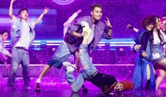 Diva Hồng Nhung đọc rap, nhảy ke đầu trên sân khấu "Chị đẹp đạp gió rẽ sóng"