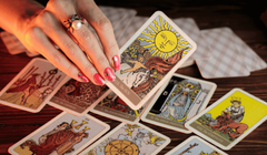 Nhan nhản quán cà phê xem bói bài tarot, sinh viên chi tiền triệu nghe 'thông điệp từ vũ trụ'