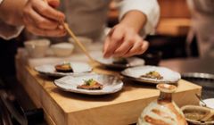 Omakase: Khi giới trẻ chi cả tháng lương cho một bữa ăn không được chọn món, mỗi phần chỉ bé bằng ngón tay