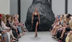 Michael Kors SS25: 35 năm tay nghề thủ công và kỹ nghệ tinh xảo của nước Ý