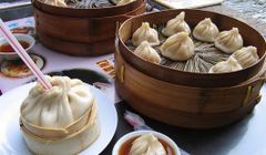 Du lịch Thượng Hải xếp hàng ăn bánh bao bằng ống hút