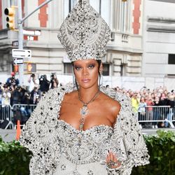 Làm đẹp kiểu Rihanna: Thuê người giống mình làm "chuột bạch"