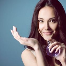 Xịt nước hoa đúng cách như phụ nữ Nhật - Pháp - Mỹ?