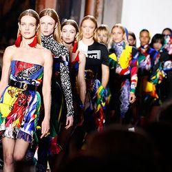 Chiếc váy Versace được mỹ nhân 5 châu lục đều yêu thích