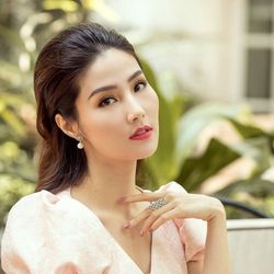 Diễm My thanh lịch như quý cô công sở