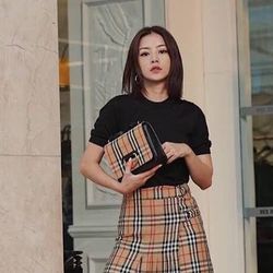 Chi Pu, Châu Bùi duyên dáng cùng chiếc túi Burberry D-Ring