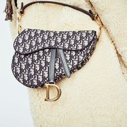 Quy trình sản xuất chiếc túi Dior Saddle sau 18 năm quay trở lại