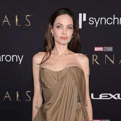 Angelina Jolie xuất hiện như một nữ thần tại buổi công chiếu "Chủng tộc bất tử" (Eternals)