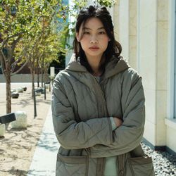Áo phao hình quả trám được Jung Ho Yeon và Bella Harid lăng xê mùa thu đông