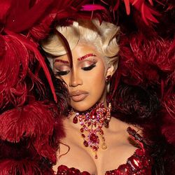 Nữ hoàng giải trí Cardi B biến hình ấn tượng tại Paris Fashion Week