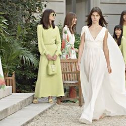 BST Xuân- Hè 2022 từ nhà mốt Elie Saab: Làn gió giản dị tinh tế
