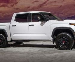 Toyota Tundra "biến hình" thành xe hỗ trợ đua địa hình